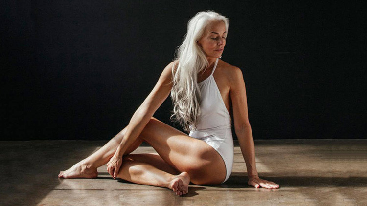 Η πιο σέξι γιαγιά του κόσμου: 60χρονο μοντέλο που δεν φοβάται τις πασαρέλες (φωτο)